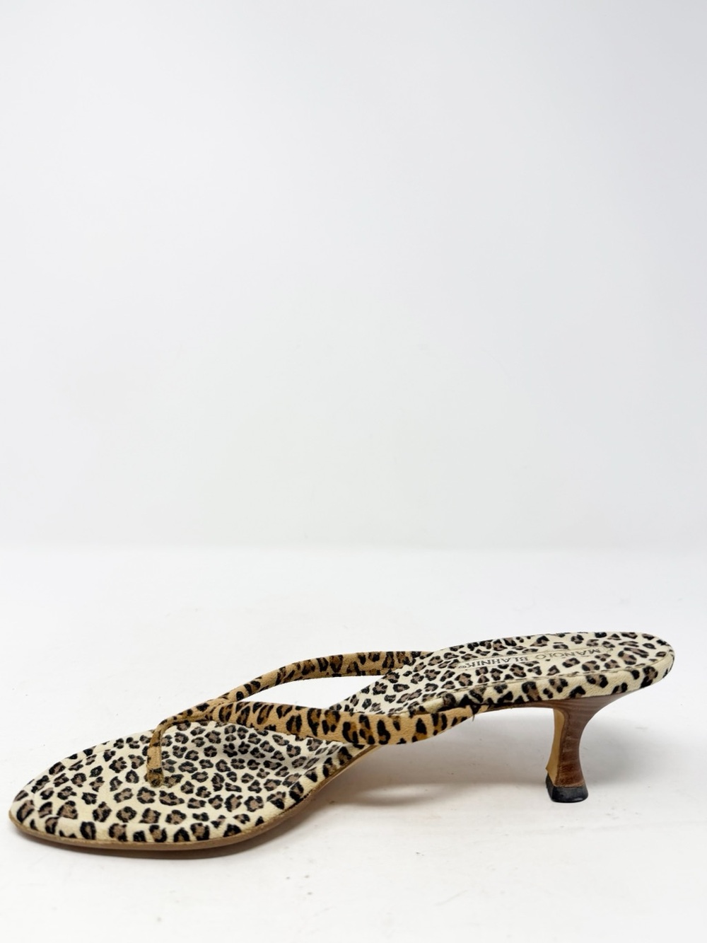 Vintage Manolo Blahnik Leopard Print Thong Kitten Heel Sandals Womens EU 38 - Picture 7 of 11